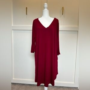 Womans light weight dress. V-neck, 3/4 sleeve, knee length. Red size 3xl.